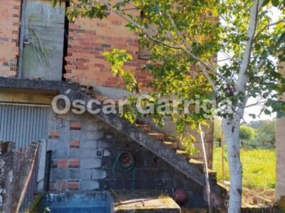 CASA DE PUEBLO EN LADRILLO. 196 m2. DEBE FINALIZARSE SU CONSTRUCCIÓN. TIENE UNA FINCA LINDANTE DE 500 m2. EN VIDUEDO, CEA, OURENSE.