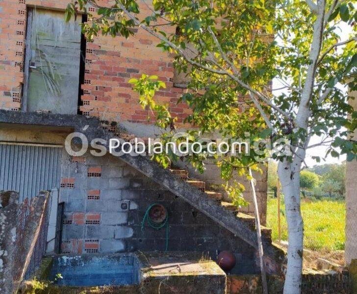 CASA DE PUEBLO EN LADRILLO. 196 m2. DEBE FINALIZARSE SU CONSTRUCCIÓN. TIENE UNA FINCA LINDANTE DE 500 m2. EN VIDUEDO, CEA, OURENSE.