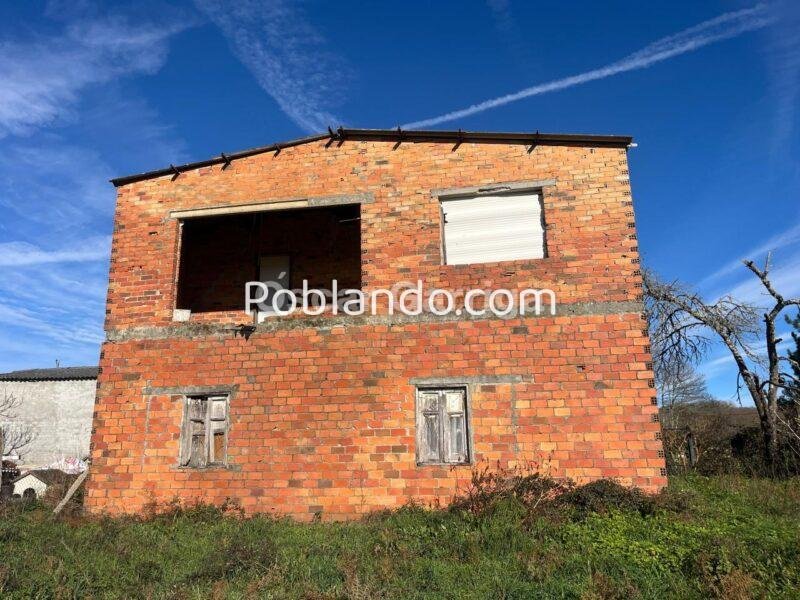 CASA DE PUEBLO EN LADRILLO. 196 m2. DEBE FINALIZARSE SU CONSTRUCCIÓN. TIENE UNA FINCA LINDANTE DE 500 m2. EN VIDUEDO, CEA, OURENSE.
