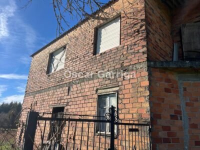 CASA DE PUEBLO EN LADRILLO. 196 m2. DEBE FINALIZARSE SU CONSTRUCCIÓN. TIENE UNA FINCA LINDANTE DE 500 m2. EN VIDUEDO, CEA, OURENSE.