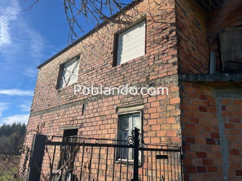 CASA DE PUEBLO EN LADRILLO. 196 m2. DEBE FINALIZARSE SU CONSTRUCCIÓN. TIENE UNA FINCA LINDANTE DE 500 m2. EN VIDUEDO, CEA, OURENSE.