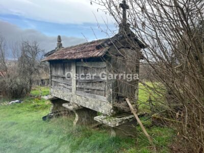 TRES CASITAS ANTIGUAS PARA RESTAURAR MÄS FINCA DE 1100 m2, CON LAVADERO, POZO Y HÓRREO. LAMAS, AGUADA, CARBALLEDO, LUGO (SPAIN).