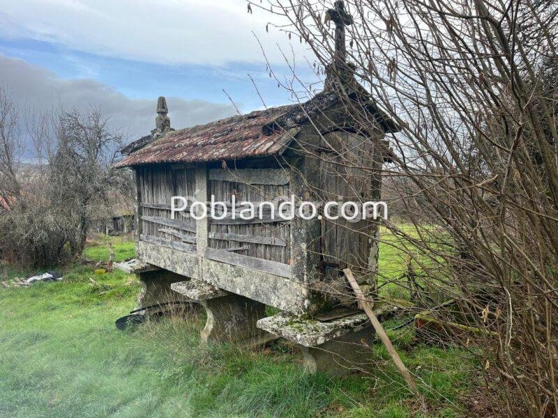 TRES CASITAS ANTIGUAS PARA RESTAURAR MÄS FINCA DE 1100 m2, CON LAVADERO, POZO Y HÓRREO. LAMAS, AGUADA, CARBALLEDO, LUGO (SPAIN).