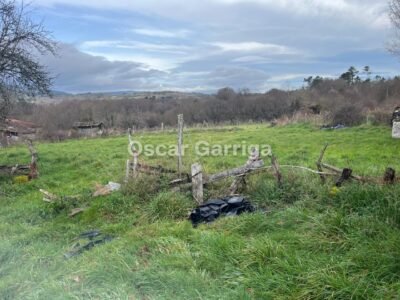 TRES CASITAS ANTIGUAS PARA RESTAURAR MÄS FINCA DE 1100 m2, CON LAVADERO, POZO Y HÓRREO. LAMAS, AGUADA, CARBALLEDO, LUGO (SPAIN).