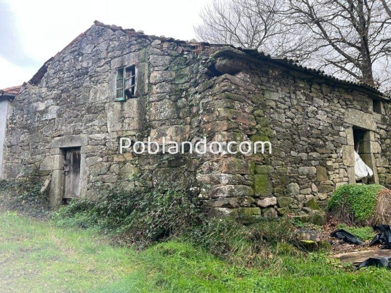 TRES CASITAS ANTIGUAS PARA RESTAURAR MÄS FINCA DE 1100 m2, CON LAVADERO, POZO Y HÓRREO. LAMAS, AGUADA, CARBALLEDO, LUGO (SPAIN).