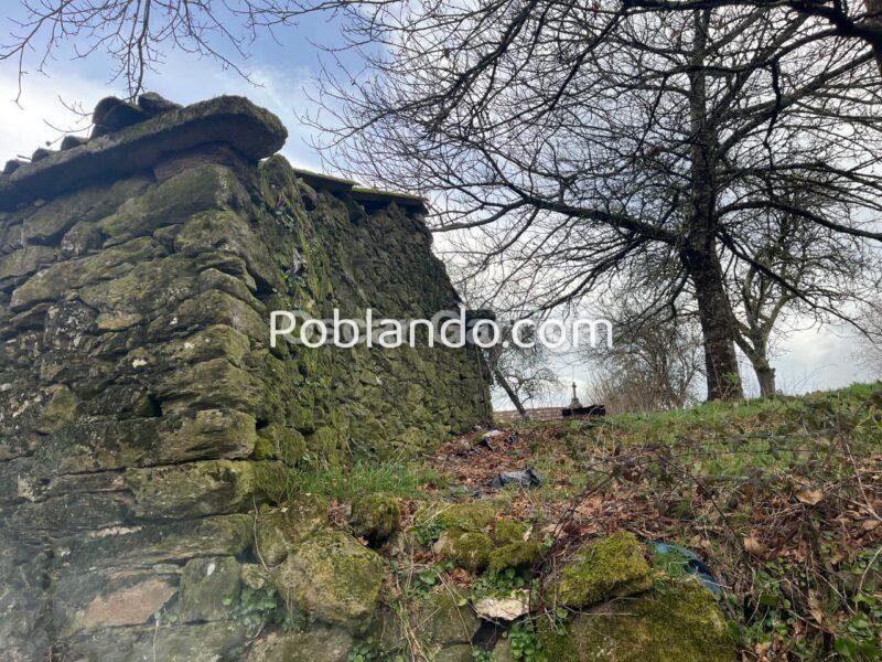 TRES CASITAS ANTIGUAS PARA RESTAURAR MÄS FINCA DE 1100 m2, CON LAVADERO, POZO Y HÓRREO. LAMAS, AGUADA, CARBALLEDO, LUGO (SPAIN).
