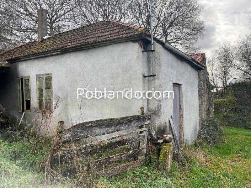 TRES CASITAS ANTIGUAS PARA RESTAURAR MÄS FINCA DE 1100 m2, CON LAVADERO, POZO Y HÓRREO. LAMAS, AGUADA, CARBALLEDO, LUGO (SPAIN).