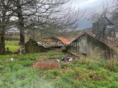 TRES CASITAS ANTIGUAS PARA RESTAURAR MÄS FINCA DE 1100 m2, CON LAVADERO, POZO Y HÓRREO. LAMAS, AGUADA, CARBALLEDO, LUGO (SPAIN).