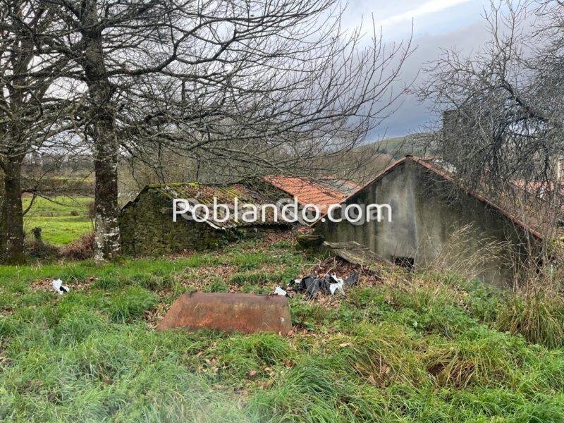 TRES CASITAS ANTIGUAS PARA RESTAURAR MÄS FINCA DE 1100 m2, CON LAVADERO, POZO Y HÓRREO. LAMAS, AGUADA, CARBALLEDO, LUGO (SPAIN).