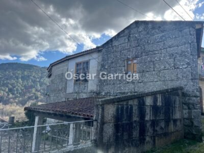 CASERÍO DE PIEDRA PARA REFORMAR EN SU INTERIOR, CON VISTAS DE ENSUEÑO DESDE UNO DE LOS BALCONES DEL RIBEIRO. PAZOS DE ARENTEIRO, BOBORÁS, OURENSE (SPAIN)
