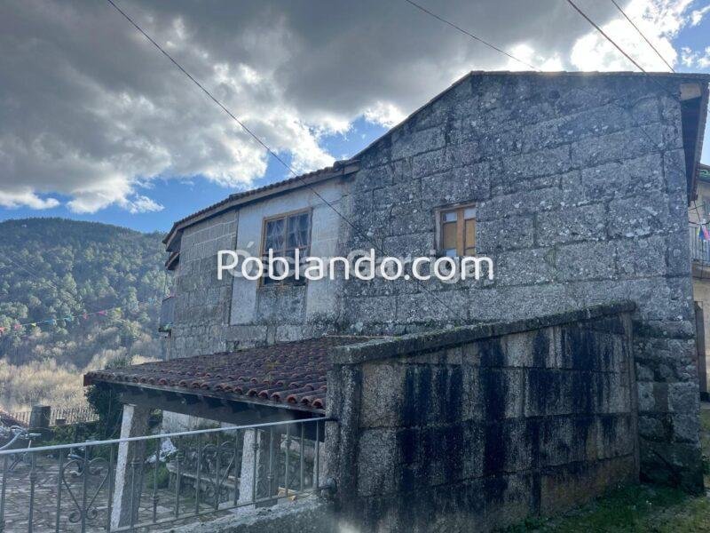 CASERÍO DE PIEDRA PARA REFORMAR EN SU INTERIOR, CON VISTAS DE ENSUEÑO DESDE UNO DE LOS BALCONES DEL RIBEIRO. PAZOS DE ARENTEIRO, BOBORÁS, OURENSE (SPAIN)