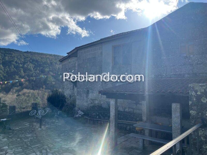 CASERÍO DE PIEDRA PARA REFORMAR EN SU INTERIOR, CON VISTAS DE ENSUEÑO DESDE UNO DE LOS BALCONES DEL RIBEIRO. PAZOS DE ARENTEIRO, BOBORÁS, OURENSE (SPAIN)