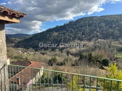 CASERÍO DE PIEDRA PARA REFORMAR EN SU INTERIOR, CON VISTAS DE ENSUEÑO DESDE UNO DE LOS BALCONES DEL RIBEIRO. PAZOS DE ARENTEIRO, BOBORÁS, OURENSE (SPAIN)