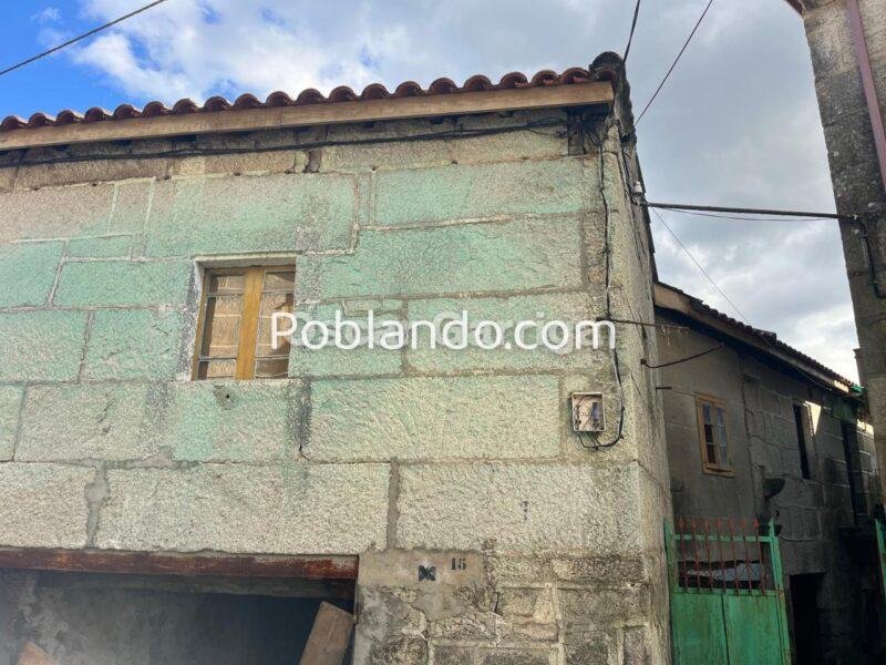 CASERÍO DE PIEDRA PARA REFORMAR EN SU INTERIOR, CON VISTAS DE ENSUEÑO DESDE UNO DE LOS BALCONES DEL RIBEIRO. PAZOS DE ARENTEIRO, BOBORÁS, OURENSE (SPAIN)