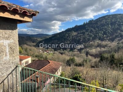 CASERÍO DE PIEDRA PARA REFORMAR EN SU INTERIOR, CON VISTAS DE ENSUEÑO DESDE UNO DE LOS BALCONES DEL RIBEIRO. PAZOS DE ARENTEIRO, BOBORÁS, OURENSE (SPAIN)