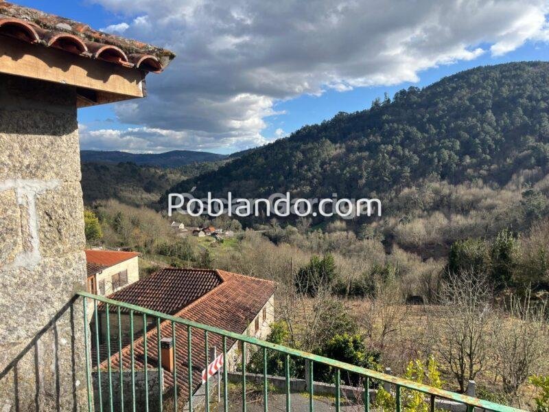 CASERÍO DE PIEDRA PARA REFORMAR EN SU INTERIOR, CON VISTAS DE ENSUEÑO DESDE UNO DE LOS BALCONES DEL RIBEIRO. PAZOS DE ARENTEIRO, BOBORÁS, OURENSE (SPAIN)