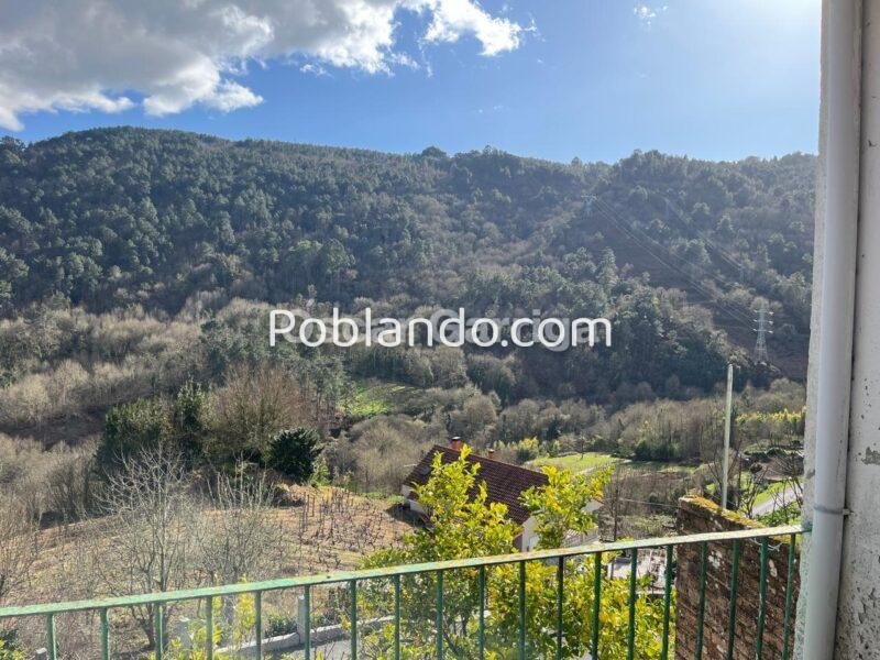 CASERÍO DE PIEDRA PARA REFORMAR EN SU INTERIOR, CON VISTAS DE ENSUEÑO DESDE UNO DE LOS BALCONES DEL RIBEIRO. PAZOS DE ARENTEIRO, BOBORÁS, OURENSE (SPAIN)