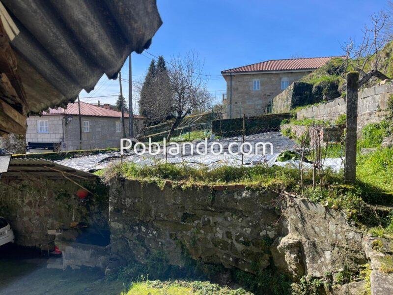 CASA SEÑORIAL GALLEGA, DE 300 m2, UBICADA A POCOS METROS DEL ENCLAVE DEL MONASTERIO DE OSERA, CON FINCA CONTIGUA DE 300 m2. OSERA, CEA, OURENSE (SPAIN).