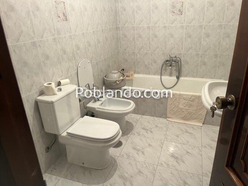 CASA EN LA N-525 (OURENSE/SANTIAGO), A 10 KM DE OURENSE, CON FINCA URBANA DE 3800 m2. CAMBEO, COLES, OURENSE (SPAIN).