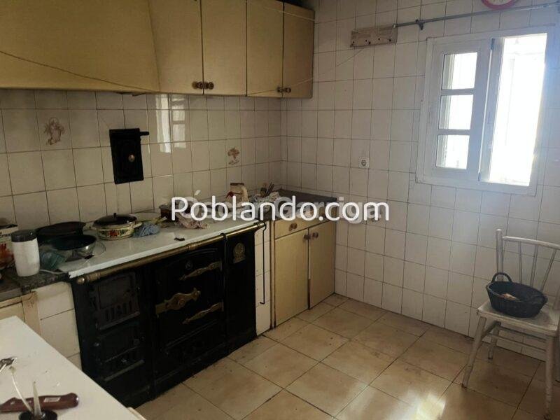 CASA EN LA N-525 (OURENSE/SANTIAGO), A 10 KM DE OURENSE, CON FINCA URBANA DE 3800 m2. CAMBEO, COLES, OURENSE (SPAIN).