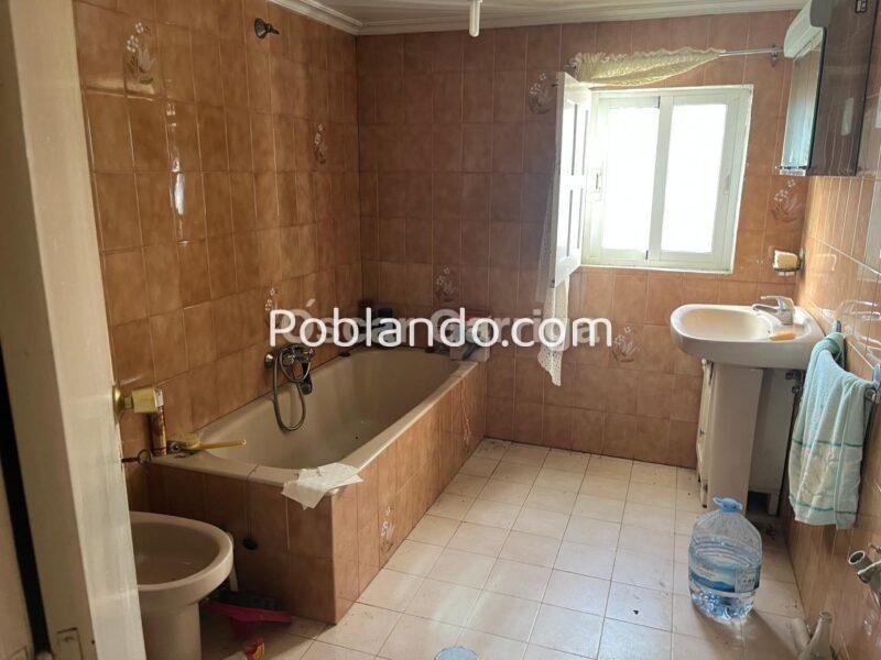 CASA EN LA N-525 (OURENSE/SANTIAGO), A 10 KM DE OURENSE, CON FINCA URBANA DE 3800 m2. CAMBEO, COLES, OURENSE (SPAIN).