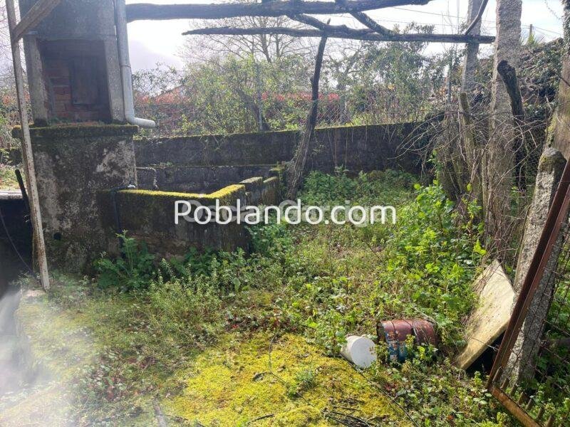 CASA EN LA N-525 (OURENSE/SANTIAGO), A 10 KM DE OURENSE, CON FINCA URBANA DE 3800 m2. CAMBEO, COLES, OURENSE (SPAIN).