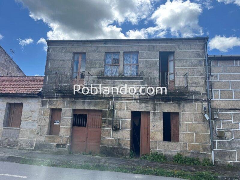 CASA DE PUEBLO DE 174 m2, CON FACHADAS A DOS CALLES, PIEDRA DEL PAÍS Y PATIO DE ENTRADA. O CRUCEIRO, SAN AMARO, OURENSE (SPAIN).