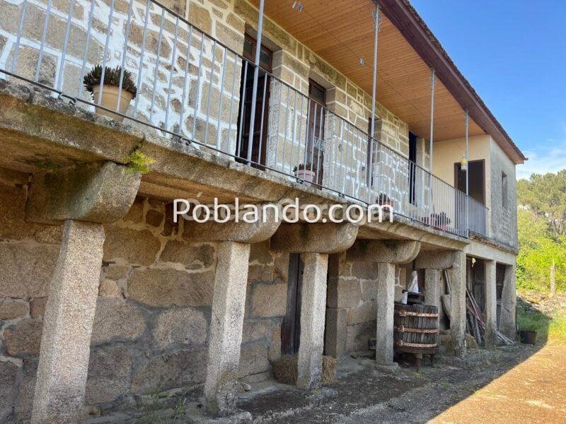 CASERÓN DEL DEL RURAL GALAICO, CON FINCAS COLINDANTES Y BALCONADA DE ENSUEÑO.BOUTEIRO, O CARBALLIÑO, OURENSE, GALICIA (SPAIN).