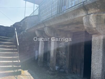CASERÓN DEL DEL RURAL GALAICO, CON FINCAS COLINDANTES Y BALCONADA DE ENSUEÑO.BOUTEIRO, O CARBALLIÑO, OURENSE, GALICIA (SPAIN).