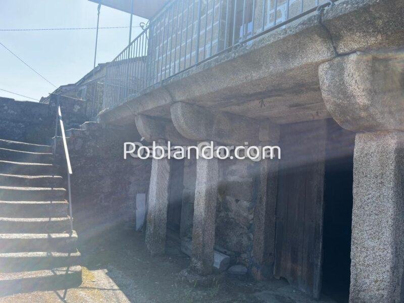CASERÓN DEL DEL RURAL GALAICO, CON FINCAS COLINDANTES Y BALCONADA DE ENSUEÑO.BOUTEIRO, O CARBALLIÑO, OURENSE, GALICIA (SPAIN).