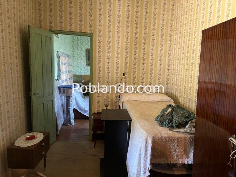 CASERÓN DEL DEL RURAL GALAICO, CON FINCAS COLINDANTES Y BALCONADA DE ENSUEÑO.BOUTEIRO, O CARBALLIÑO, OURENSE, GALICIA (SPAIN).