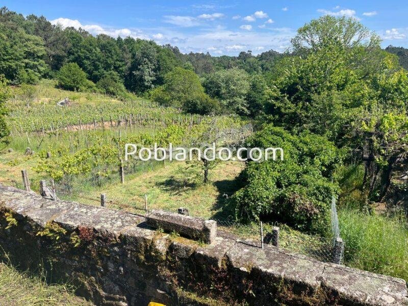CASERÓN DEL DEL RURAL GALAICO, CON FINCAS COLINDANTES Y BALCONADA DE ENSUEÑO.BOUTEIRO, O CARBALLIÑO, OURENSE, GALICIA (SPAIN).