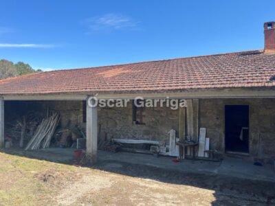 CASERÓN DEL DEL RURAL GALAICO, CON FINCAS COLINDANTES Y BALCONADA DE ENSUEÑO.BOUTEIRO, O CARBALLIÑO, OURENSE, GALICIA (SPAIN).
