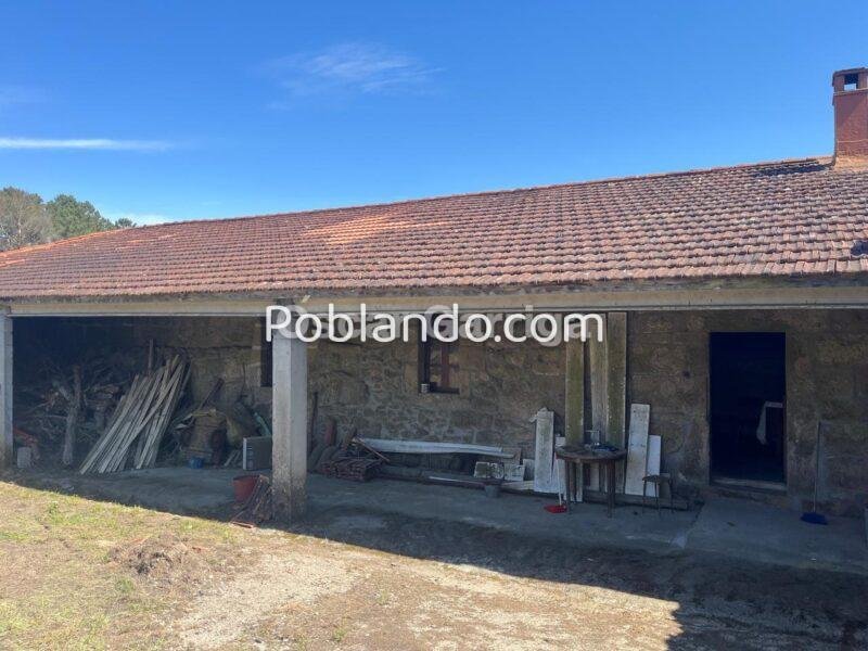 CASERÓN DEL DEL RURAL GALAICO, CON FINCAS COLINDANTES Y BALCONADA DE ENSUEÑO.BOUTEIRO, O CARBALLIÑO, OURENSE, GALICIA (SPAIN).