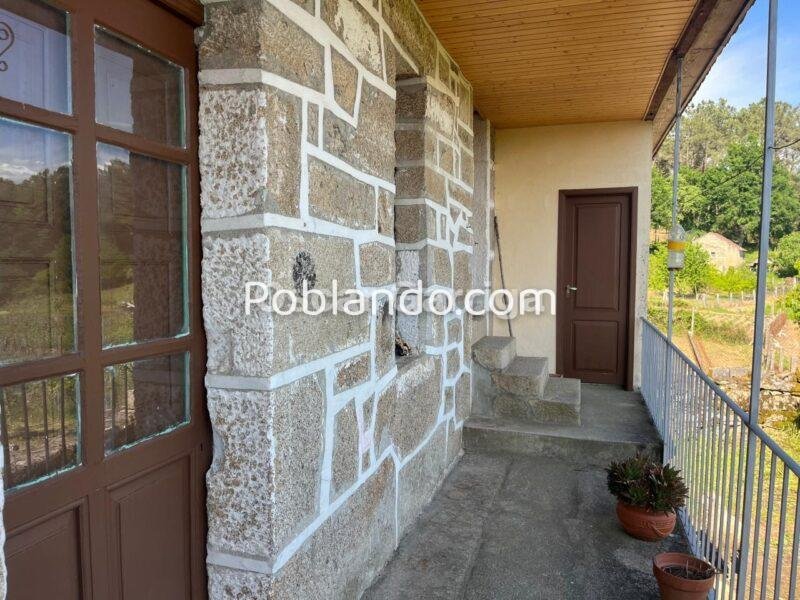 CASERÓN DEL DEL RURAL GALAICO, CON FINCAS COLINDANTES Y BALCONADA DE ENSUEÑO.BOUTEIRO, O CARBALLIÑO, OURENSE, GALICIA (SPAIN).