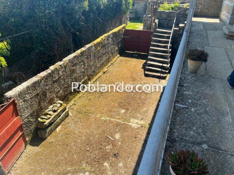 CASERÓN DEL DEL RURAL GALAICO, CON FINCAS COLINDANTES Y BALCONADA DE ENSUEÑO.BOUTEIRO, O CARBALLIÑO, OURENSE, GALICIA (SPAIN).