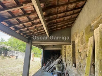 CASERÓN DEL DEL RURAL GALAICO, CON FINCAS COLINDANTES Y BALCONADA DE ENSUEÑO.BOUTEIRO, O CARBALLIÑO, OURENSE, GALICIA (SPAIN).