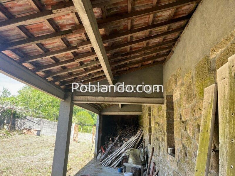 CASERÓN DEL DEL RURAL GALAICO, CON FINCAS COLINDANTES Y BALCONADA DE ENSUEÑO.BOUTEIRO, O CARBALLIÑO, OURENSE, GALICIA (SPAIN).