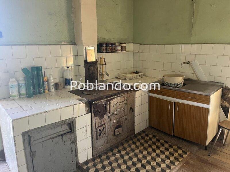 CASERÓN DEL DEL RURAL GALAICO, CON FINCAS COLINDANTES Y BALCONADA DE ENSUEÑO.BOUTEIRO, O CARBALLIÑO, OURENSE, GALICIA (SPAIN).