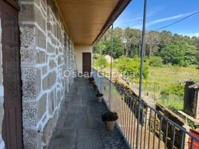 CASERÓN DEL DEL RURAL GALAICO, CON FINCAS COLINDANTES Y BALCONADA DE ENSUEÑO.BOUTEIRO, O CARBALLIÑO, OURENSE, GALICIA (SPAIN).