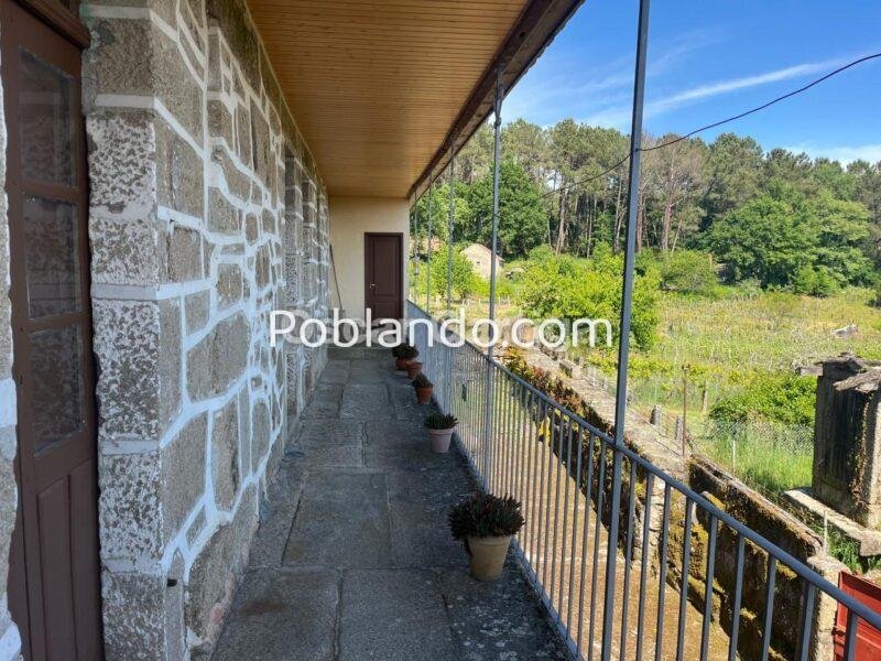 CASERÓN DEL DEL RURAL GALAICO, CON FINCAS COLINDANTES Y BALCONADA DE ENSUEÑO.BOUTEIRO, O CARBALLIÑO, OURENSE, GALICIA (SPAIN).