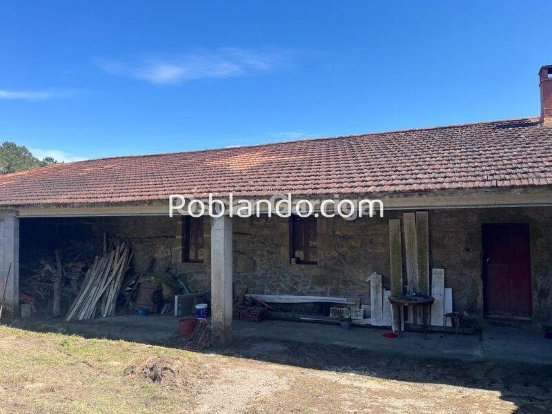 CASERÓN DEL DEL RURAL GALAICO, CON FINCAS COLINDANTES Y BALCONADA DE ENSUEÑO.BOUTEIRO, O CARBALLIÑO, OURENSE, GALICIA (SPAIN).