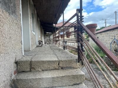 INMUEBLE DEL RURAL GALAICO COMPUESTO POR CASA DE DOS CUERPOS, CONSTRUCCIÓN INDEPENDIENTE Y DOS GALPONES; BALCONADA Y PATIO. ARRUXO, AMOEIRO, OURENSE (SPAIN).