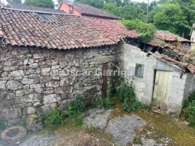 INMUEBLE DEL RURAL GALAICO COMPUESTO POR CASA DE DOS CUERPOS, CONSTRUCCIÓN INDEPENDIENTE Y DOS GALPONES; BALCONADA Y PATIO. ARRUXO, AMOEIRO, OURENSE (SPAIN).