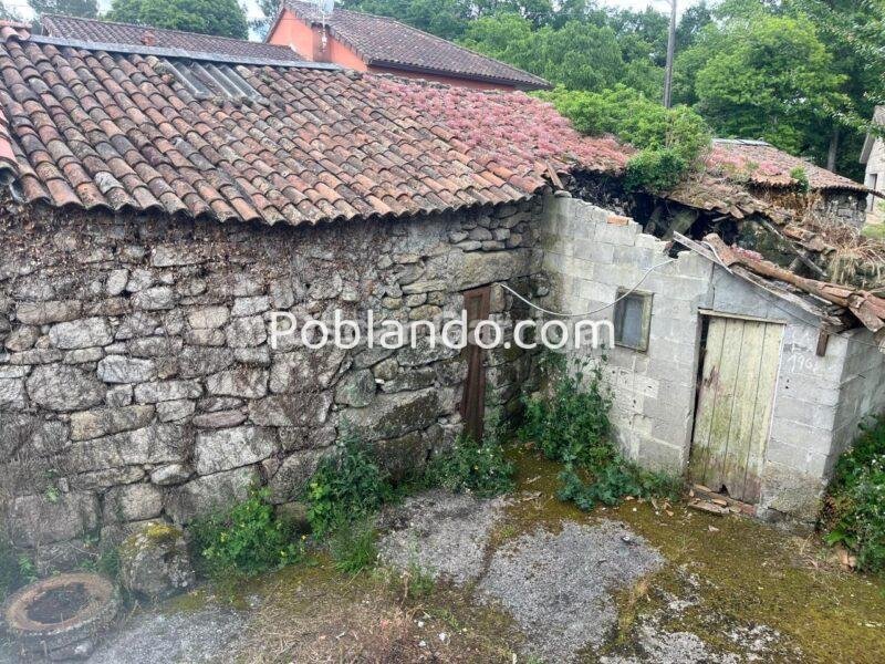 INMUEBLE DEL RURAL GALAICO COMPUESTO POR CASA DE DOS CUERPOS, CONSTRUCCIÓN INDEPENDIENTE Y DOS GALPONES; BALCONADA Y PATIO. ARRUXO, AMOEIRO, OURENSE (SPAIN).