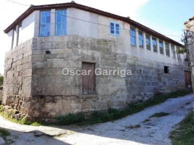 FANTÁSTICO CONJUNTO INMOBILIARIO; VIVIENDA, OTRAS DOS DEPENDENCIAS Y FINCA CON HÓRREO.