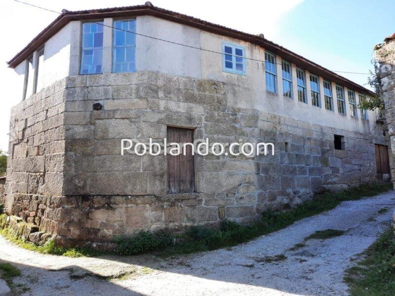 FANTÁSTICO CONJUNTO INMOBILIARIO; VIVIENDA, OTRAS DOS DEPENDENCIAS Y FINCA CON HÓRREO.