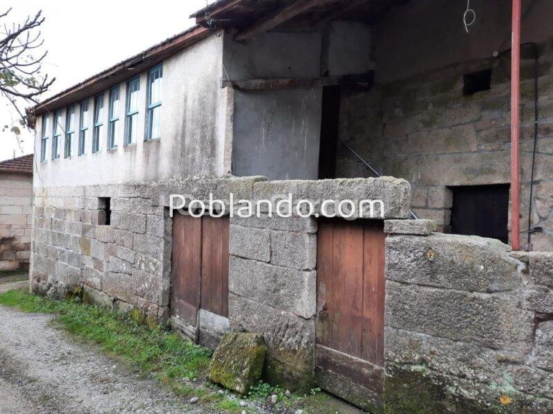 FANTÁSTICO CONJUNTO INMOBILIARIO; VIVIENDA, OTRAS DOS DEPENDENCIAS Y FINCA CON HÓRREO.
