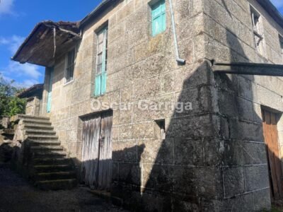 CASAZA DEL RURAL GALLEGO (184 m2), PARA REFORMAR. PATIO ACOLUMNADO A SU FRENTE. CEA, OURENSE (SPAIN)