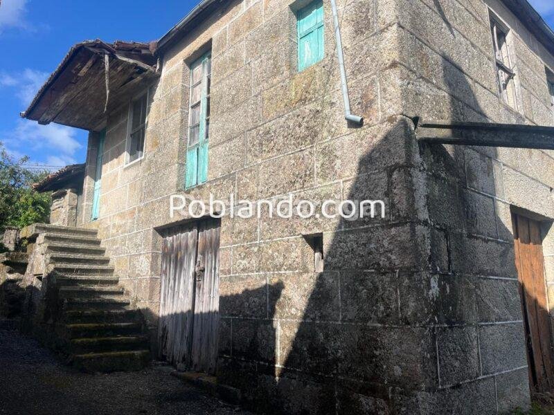 CASAZA DEL RURAL GALLEGO (184 m2), PARA REFORMAR. PATIO ACOLUMNADO A SU FRENTE. CEA, OURENSE (SPAIN)